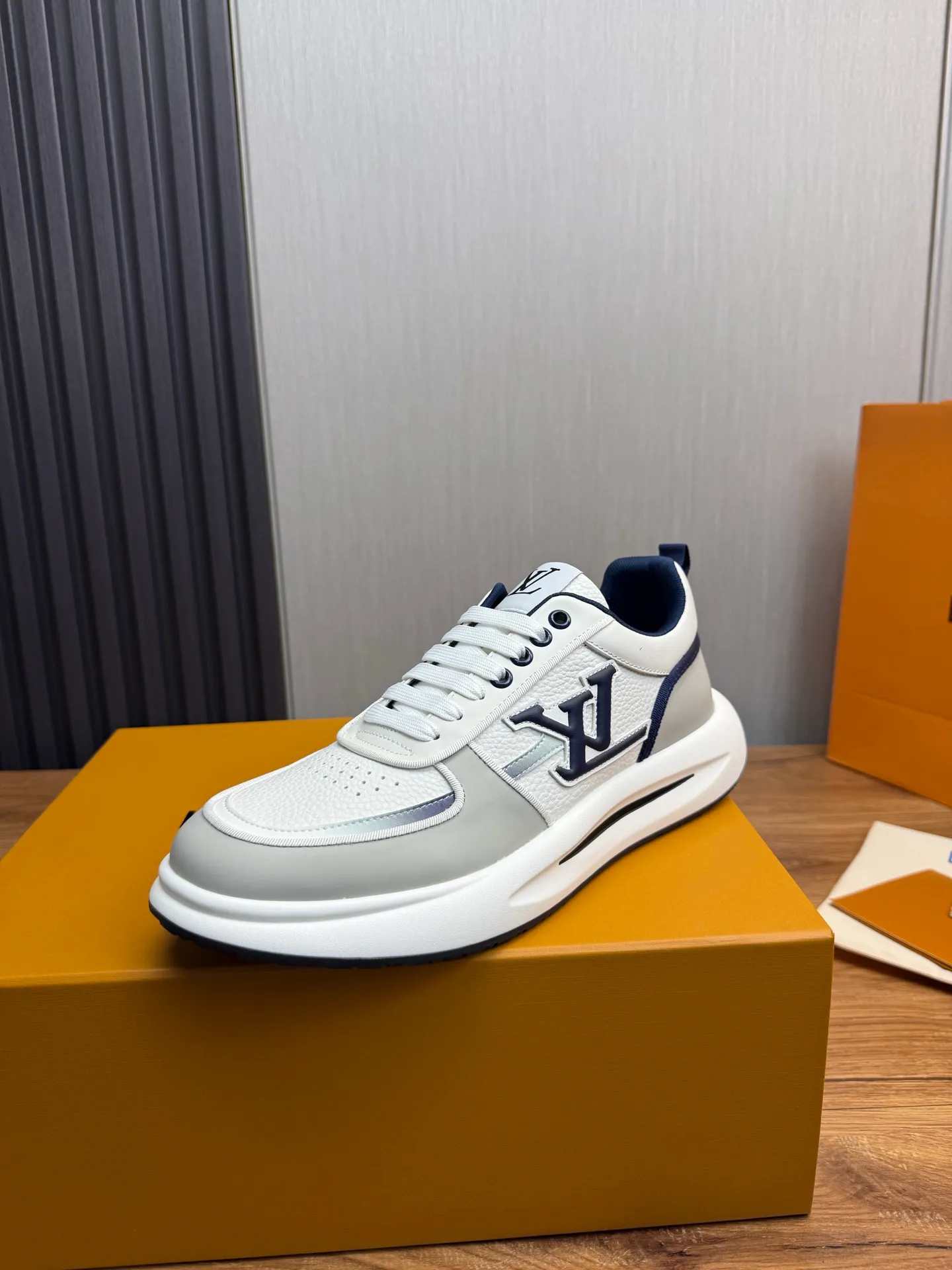 Men's shoes 💰820💰 Lv. Top purchasing agent 🇮🇹 Louis Vuitton, sports shoes counter synchronization, uppers imported from Italy, high-quality splicing and complex handicrafts, imported mesh pads are soft and comfortable, soles: original factory special soles, TPU exclusive movable molded soles super comfortable, original factory single goods, 🔍🔍high quality, you can enter and exit the counter at will, welcome to compare, code number 38-44 (Customized 38.45)